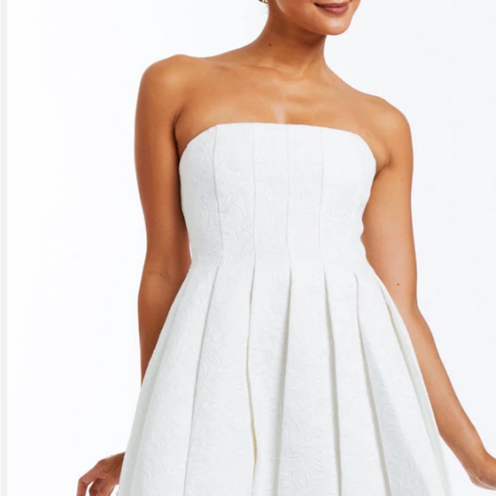 Elegant White Strapless Dress